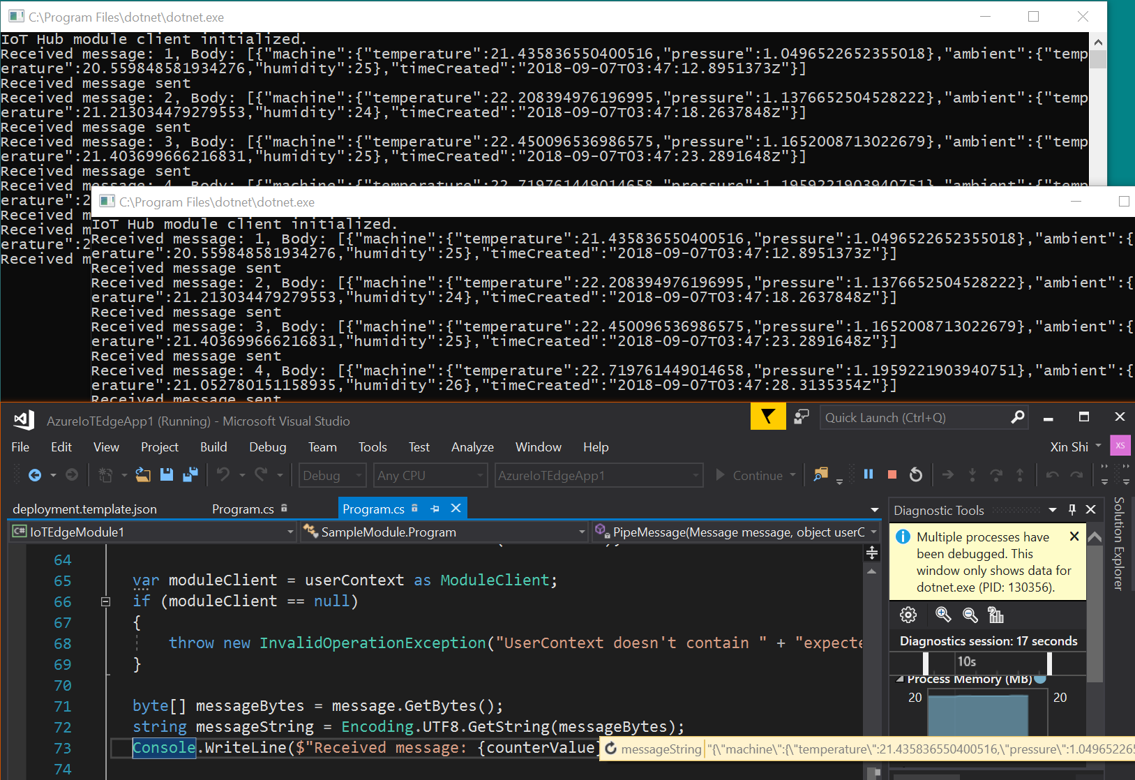 Ein Screenshot von Visual Studio mit zwei Ausgabekonsolen.