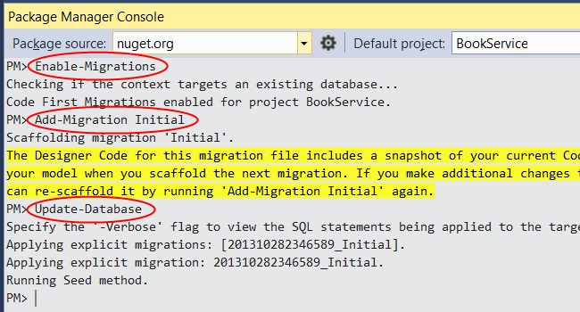 Screenshot della finestra della Console di Gestione pacchetti con le righe Abilita Migrazioni, Aggiungi Migrazione Iniziale e Aggiorna Database cerchiate in rosso.