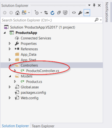 Captura de tela das opções de menu do gerenciador de soluções, circulando a opção recém-criada chamada 'products controller dot C S na pasta controladores.