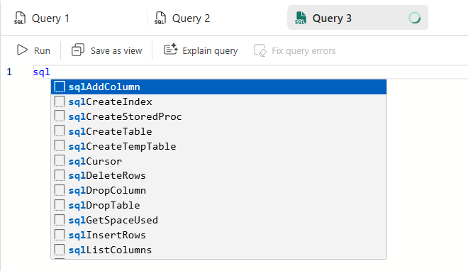 Captura de ecrã do editor de consultas do portal Fabric a mostrar excertos de código.